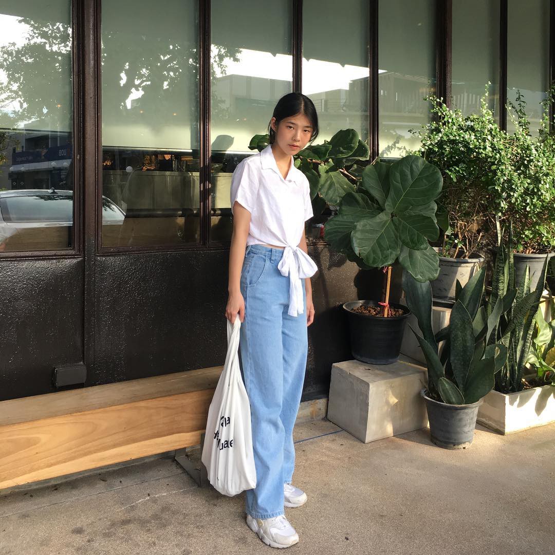 Chỉ với chi tiết dây buộc đơn giản mà có ít nhất 4 kiểu áo trendy siêu xinh và tôn dáng Chỉ với chi tiết dây buộc đơn giản mà có ít nhất 4 kiểu áo trendy siêu xinh và tôn dáng