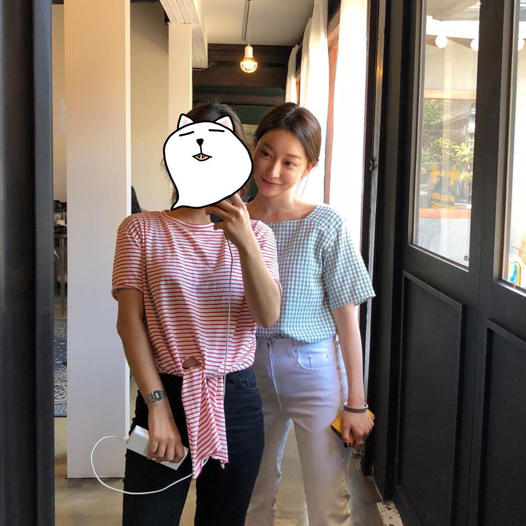 Chỉ với chi tiết dây buộc đơn giản mà có ít nhất 4 kiểu áo trendy siêu xinh và tôn dáng