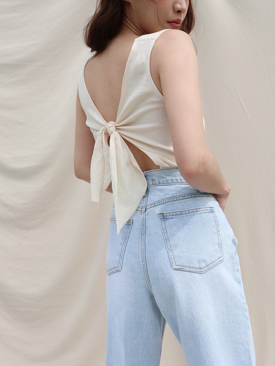 Chỉ với chi tiết dây buộc đơn giản mà có ít nhất 4 kiểu áo trendy siêu xinh và tôn dáng Chỉ với chi tiết dây buộc đơn giản mà có ít nhất 4 kiểu áo trendy siêu xinh và tôn dáng