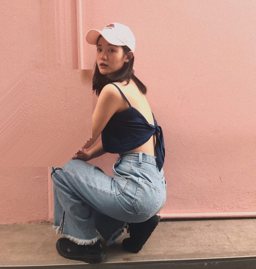 Chỉ với chi tiết dây buộc đơn giản mà có ít nhất 4 kiểu áo trendy siêu xinh và tôn dáng Chỉ với chi tiết dây buộc đơn giản mà có ít nhất 4 kiểu áo trendy siêu xinh và tôn dáng