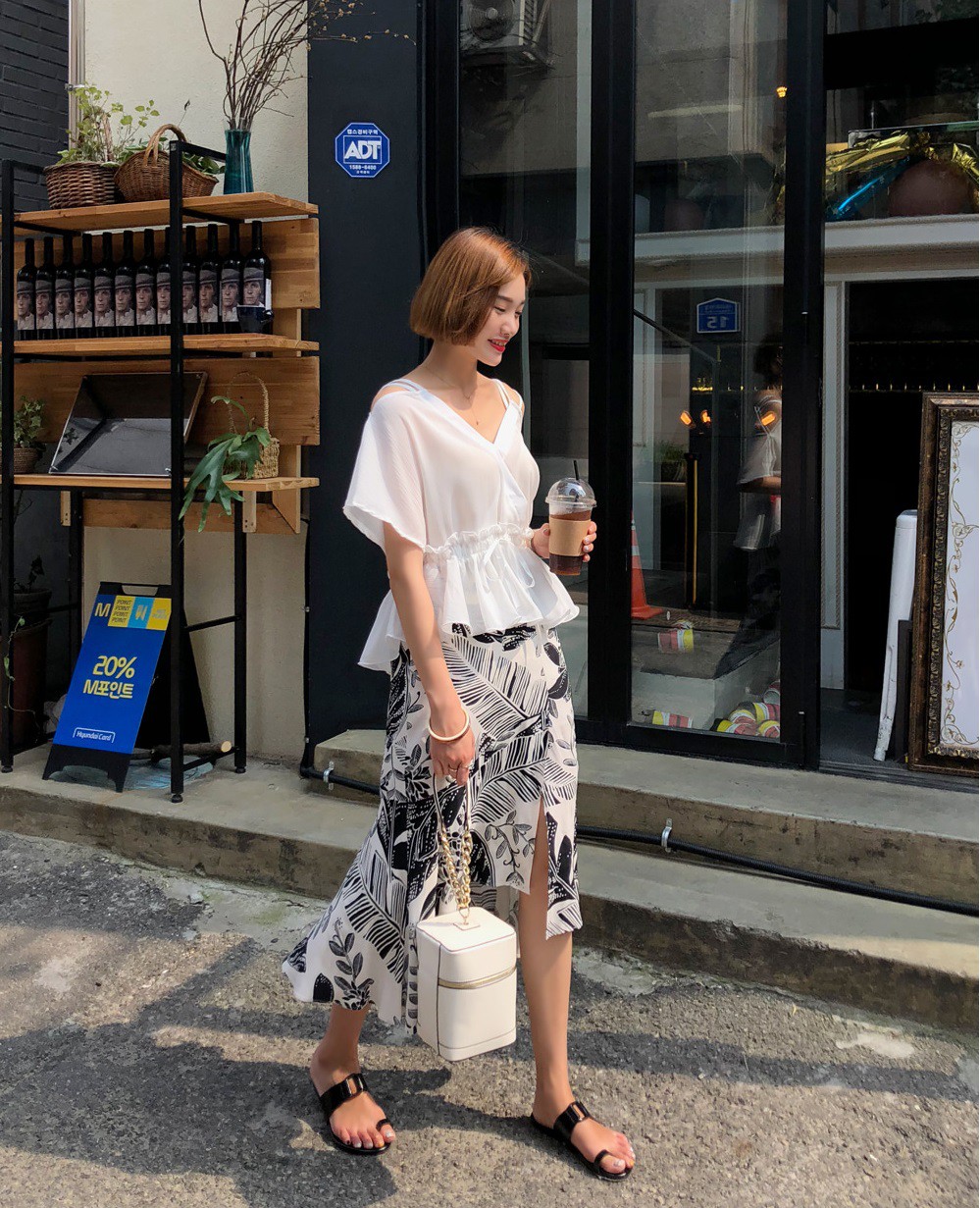Chỉ với chi tiết dây buộc đơn giản mà có ít nhất 4 kiểu áo trendy siêu xinh và tôn dáng Chỉ với chi tiết dây buộc đơn giản mà có ít nhất 4 kiểu áo trendy siêu xinh và tôn dáng