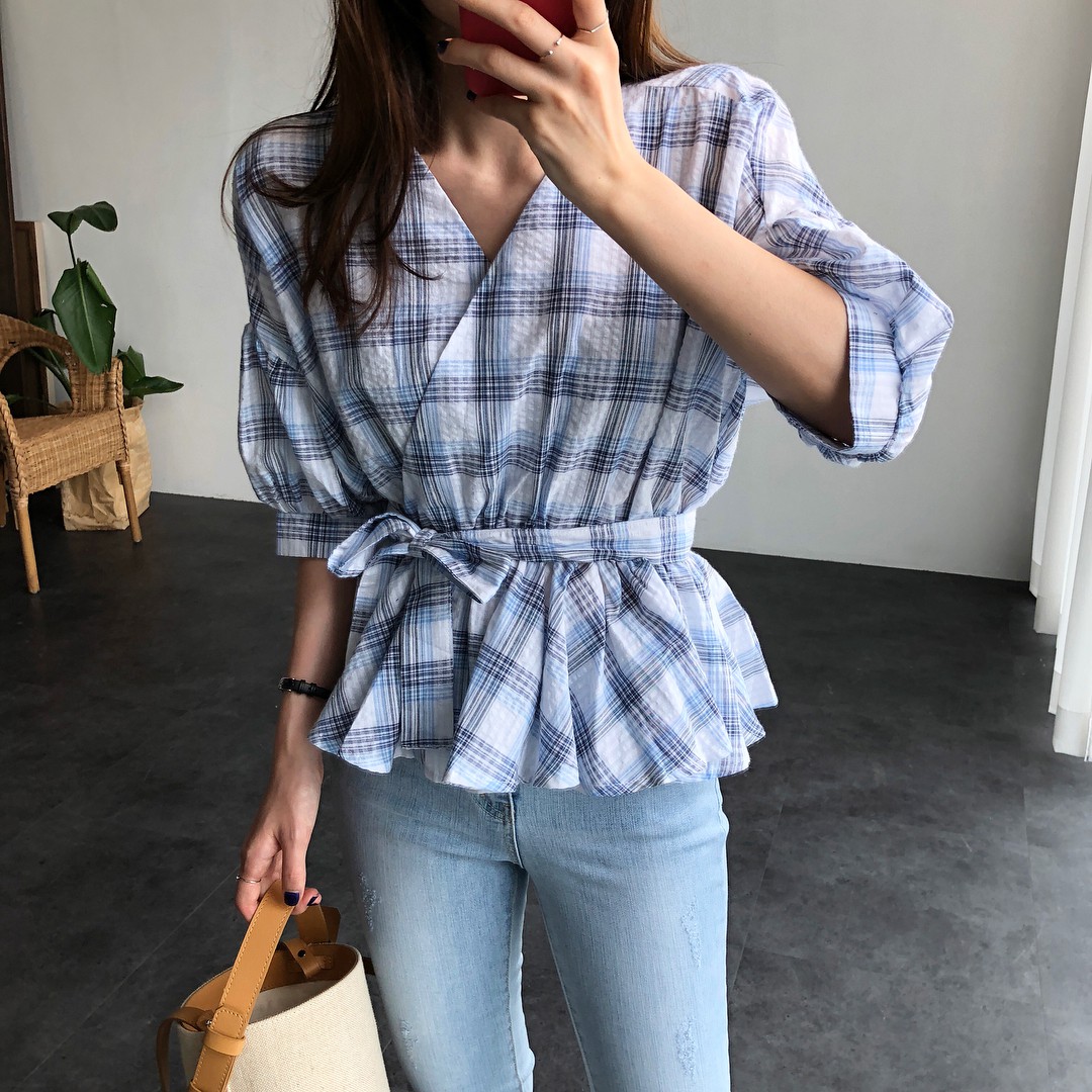 Chỉ với chi tiết dây buộc đơn giản mà có ít nhất 4 kiểu áo trendy siêu xinh và tôn dáng Chỉ với chi tiết dây buộc đơn giản mà có ít nhất 4 kiểu áo trendy siêu xinh và tôn dáng