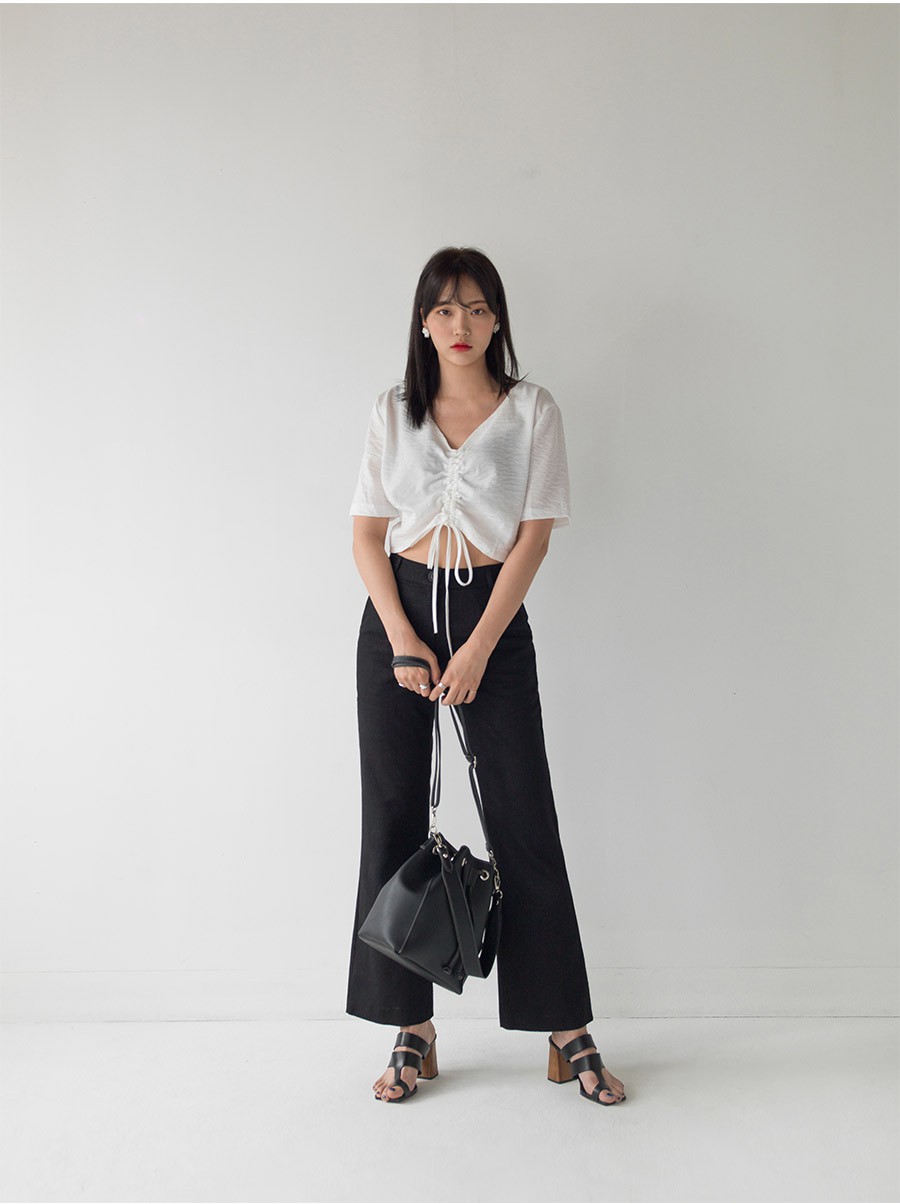 Chỉ với chi tiết dây buộc đơn giản mà có ít nhất 4 kiểu áo trendy siêu xinh và tôn dáng Chỉ với chi tiết dây buộc đơn giản mà có ít nhất 4 kiểu áo trendy siêu xinh và tôn dáng