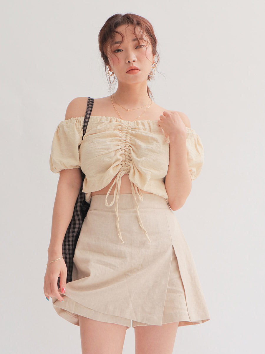 Chỉ với chi tiết dây buộc đơn giản mà có ít nhất 4 kiểu áo trendy siêu xinh và tôn dáng