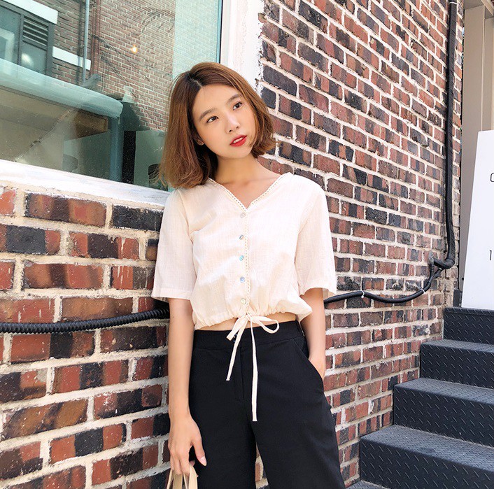 Chỉ với chi tiết dây buộc đơn giản mà có ít nhất 4 kiểu áo trendy siêu xinh và tôn dáng Chỉ với chi tiết dây buộc đơn giản mà có ít nhất 4 kiểu áo trendy siêu xinh và tôn dáng