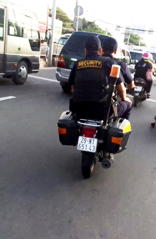 Bảo vệ giắt súng, không đội nón bảo hiểm… nghênh ngang trên đường