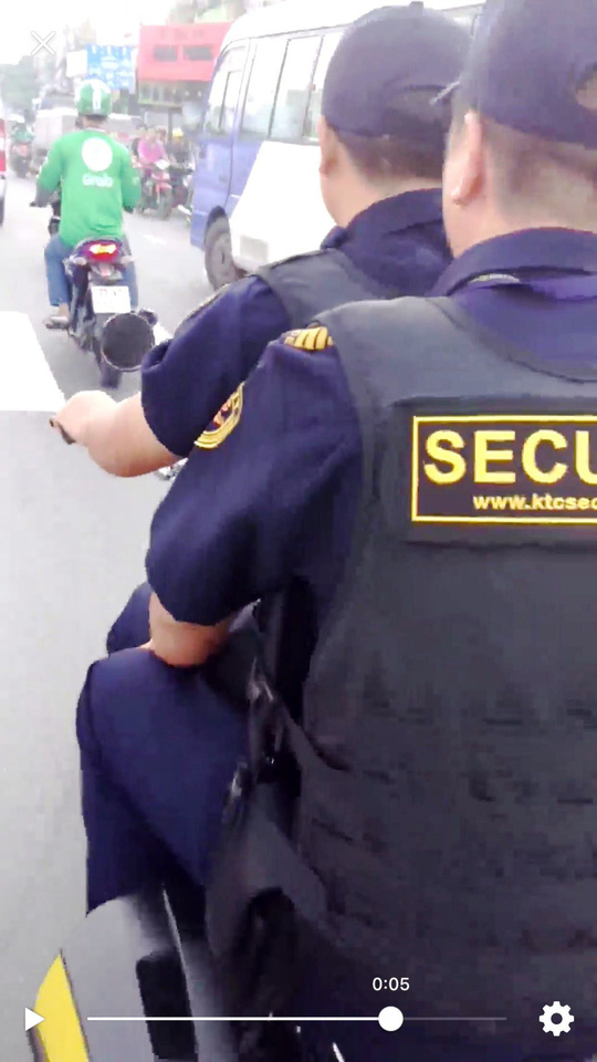 Bảo vệ giắt súng, không đội nón bảo hiểm… nghênh ngang trên đường