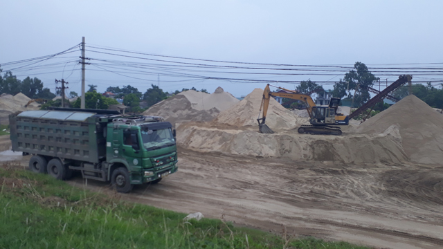 Cận cảnh cát tặc lộng hành phớt lờ chỉ đạo của Chủ tịch Hà Nội Cận cảnh cát tặc lộng hành phớt lờ chỉ đạo của Chủ tịch Hà Nội