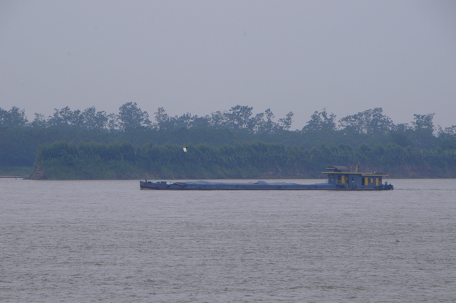 Cận cảnh cát tặc lộng hành phớt lờ chỉ đạo của Chủ tịch Hà Nội