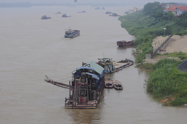 Cận cảnh cát tặc lộng hành phớt lờ chỉ đạo của Chủ tịch Hà Nội Cận cảnh cát tặc lộng hành phớt lờ chỉ đạo của Chủ tịch Hà Nội