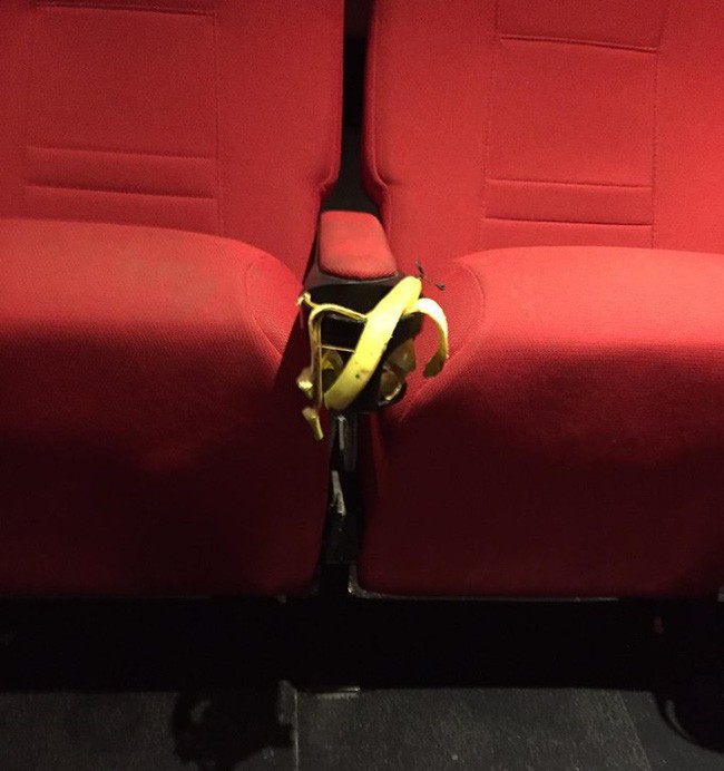 Dân mạng bức xúc với hình ảnh cô gái ngồi lên đùi bạn trai trong rạp chiếu phim