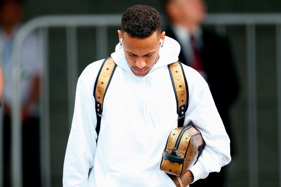 Xe buýt của tuyển Brazil bị CĐV tấn công bằng gạch đá, trứng