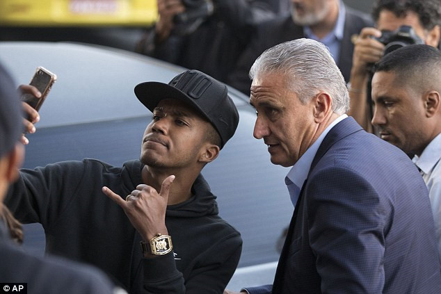 Xe buýt của tuyển Brazil bị CĐV tấn công bằng gạch đá, trứng