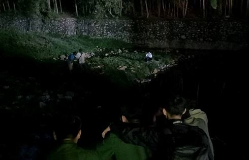 Rủ nhau ra kênh tắm, 2 bé trai đuối nước thương tâm