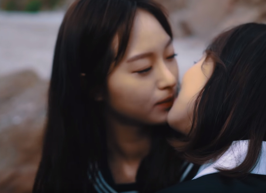 Cư dân mạng Hàn phản ứng gay gắt với MV chứa cảnh hôn đồng tính nữ nóng bỏng Cư dân mạng Hàn phản ứng gay gắt với MV chứa cảnh hôn đồng tính nữ nóng bỏng