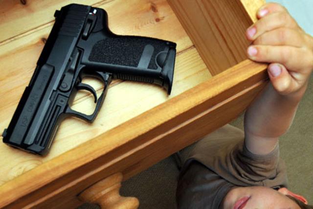 Giao con 2 tuổi cho bạn trông hộ, bố mẹ đau đớn khi thấy con chết tức tưởi trong nhà