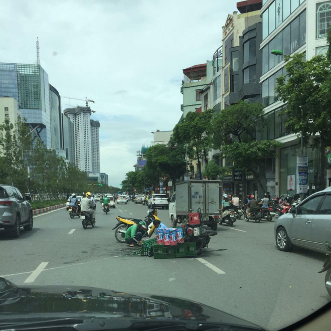 Góc tiếc của: Hai người đàn ông nhiệt tình đỡ giúp xe chở bia gặp nạn, còn uống giúp luôn mấy chai vỡ cho đỡ lãng phí