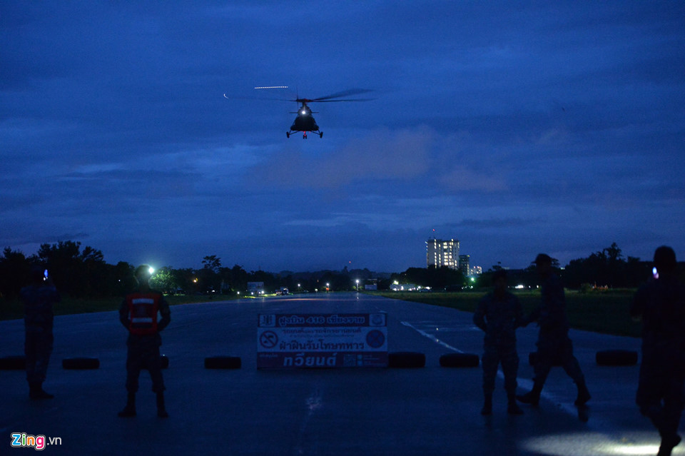 Cận cảnh trực thăng và xe cấp cứu chở đội bóng Thái đến bệnh viện