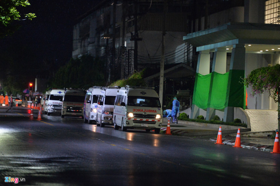 Cận cảnh trực thăng và xe cấp cứu chở đội bóng Thái đến bệnh viện