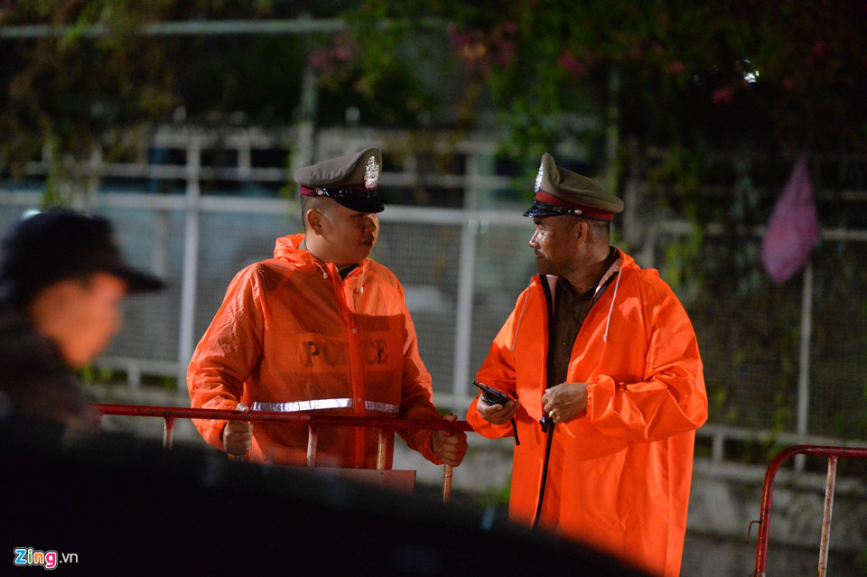 Cận cảnh trực thăng và xe cấp cứu chở đội bóng Thái đến bệnh viện