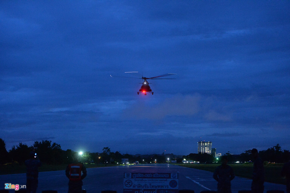 Cận cảnh trực thăng và xe cấp cứu chở đội bóng Thái đến bệnh viện