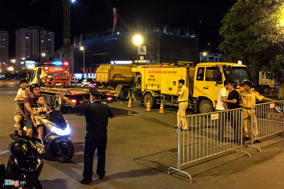 Hàng trăm công nhân trắng đêm vớt xác cá hồ Tây