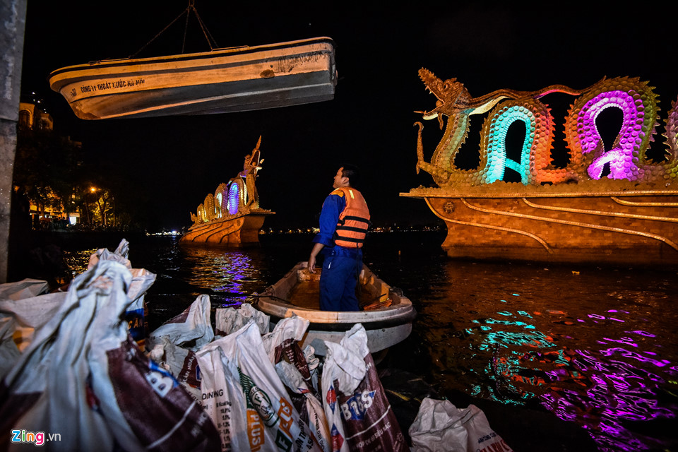 Hàng trăm công nhân trắng đêm vớt xác cá hồ Tây