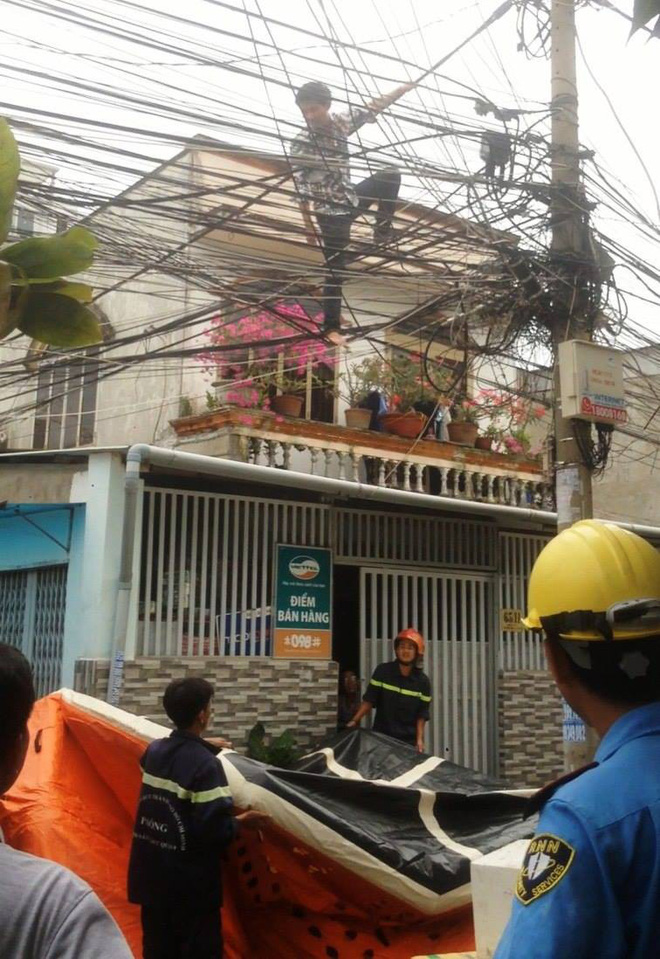 Thanh niên nghi ngáo đá đi trên dây điện rồi la lớn sợ bị giang hồ chém