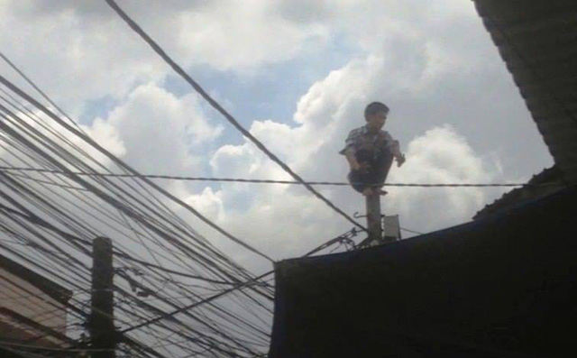 Thanh niên nghi ngáo đá đi trên dây điện rồi la lớn sợ bị giang hồ chém