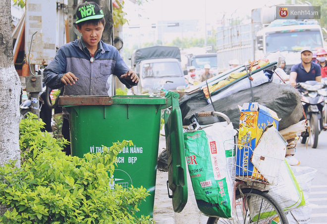Chuyện của Thịnh: Cậu bé 16 tuổi ngày ngày nhặt rác trên đường phố Đà Nẵng vẫn luôn nở nụ cười Chuyện của Thịnh: Cậu bé 16 tuổi ngày ngày nhặt rác trên đường phố Đà Nẵng vẫn luôn nở nụ cười