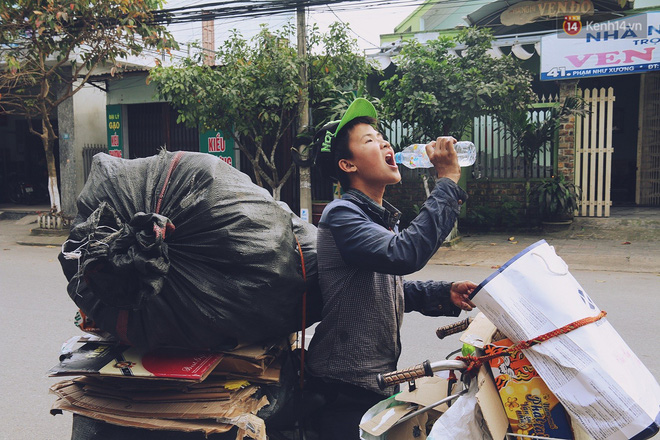 Chuyện của Thịnh: Cậu bé 16 tuổi ngày ngày nhặt rác trên đường phố Đà Nẵng vẫn luôn nở nụ cười Chuyện của Thịnh: Cậu bé 16 tuổi ngày ngày nhặt rác trên đường phố Đà Nẵng vẫn luôn nở nụ cười
