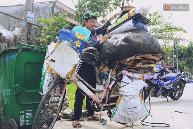 Chuyện của Thịnh: Cậu bé 16 tuổi ngày ngày nhặt rác trên đường phố Đà Nẵng vẫn luôn nở nụ cười