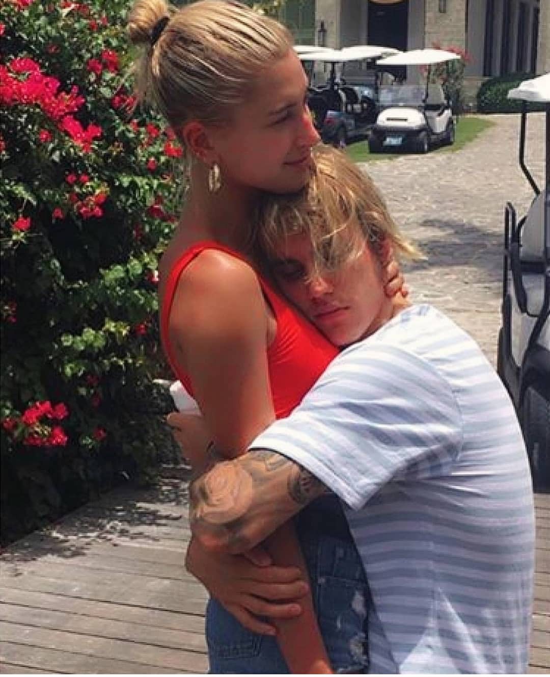 Justin Bieber tựa đầu vào ngực Hailey tình cảm và thừa nhận cô là lý do khiến anh tân trang lại nhan sắc Justin Bieber tựa đầu vào ngực Hailey tình cảm và thừa nhận cô là lý do khiến anh tân trang lại nhan sắc