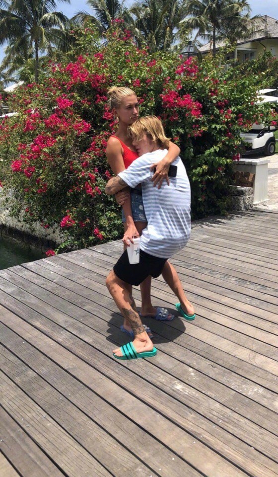 Justin Bieber tựa đầu vào ngực Hailey tình cảm và thừa nhận cô là lý do khiến anh tân trang lại nhan sắc