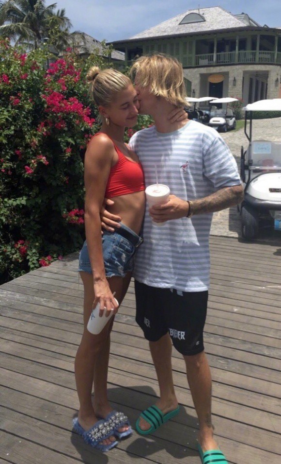 Justin Bieber tựa đầu vào ngực Hailey tình cảm và thừa nhận cô là lý do khiến anh tân trang lại nhan sắc Justin Bieber tựa đầu vào ngực Hailey tình cảm và thừa nhận cô là lý do khiến anh tân trang lại nhan sắc