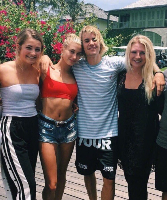 Justin Bieber tựa đầu vào ngực Hailey tình cảm và thừa nhận cô là lý do khiến anh tân trang lại nhan sắc