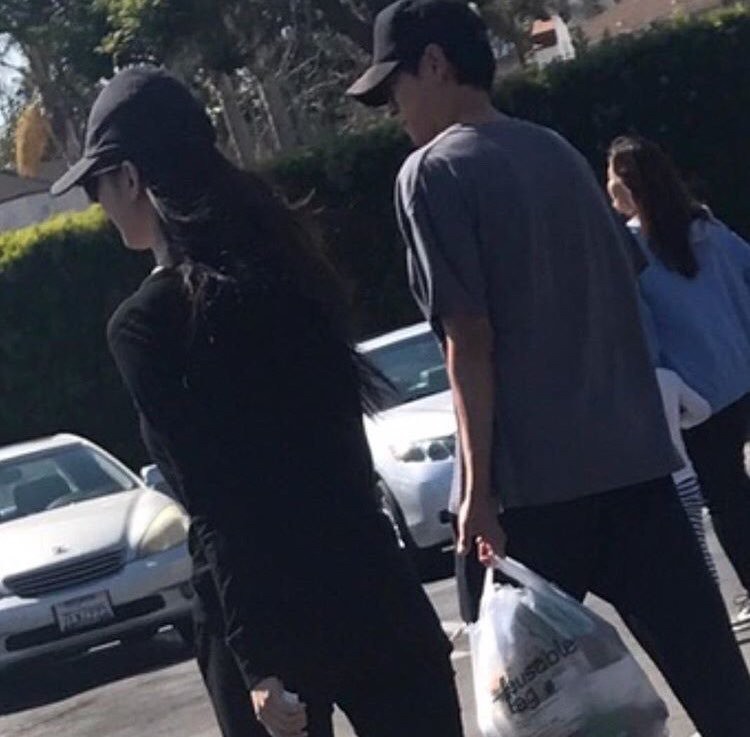 Showbiz chấn động vì hình ảnh thánh sống Kang Dong Won và nữ thần Han Hyo Joo hẹn hò tại Mỹ, nhưng cả 2 nói gì?