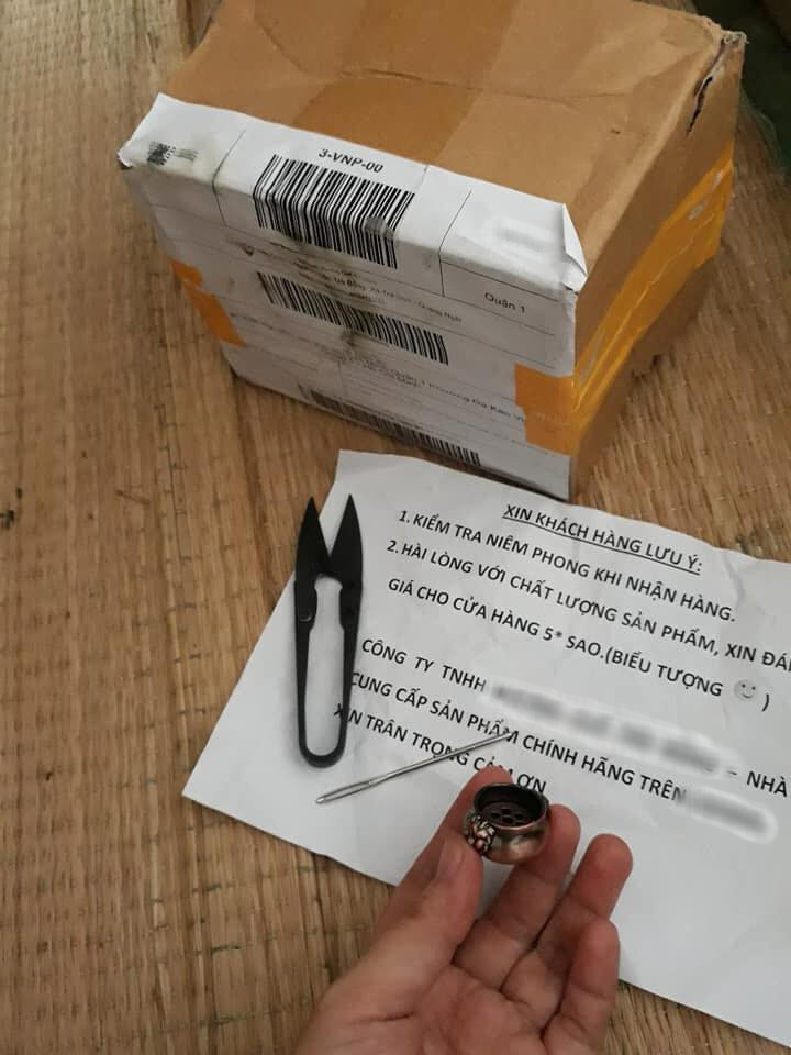 Mua lư cắm nhang, cô gái nhận hàng không khác mặt dây chuyền là mấy, nhìn sang giá sản phẩm thì mới hiểu tại sao