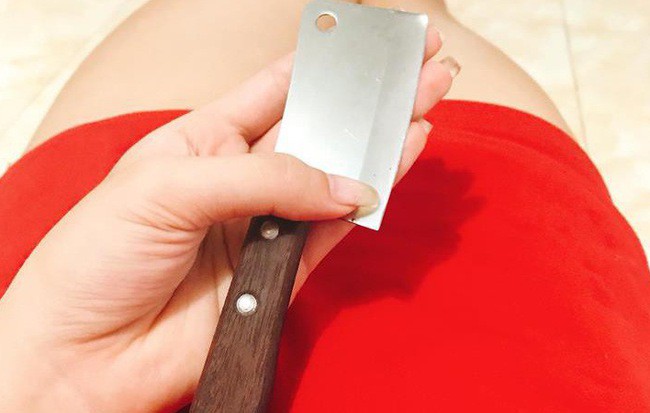 Mua lư cắm nhang, cô gái nhận hàng không khác mặt dây chuyền là mấy, nhìn sang giá sản phẩm thì mới hiểu tại sao Mua lư cắm nhang, cô gái nhận hàng không khác mặt dây chuyền là mấy, nhìn sang giá sản phẩm thì mới hiểu tại sao