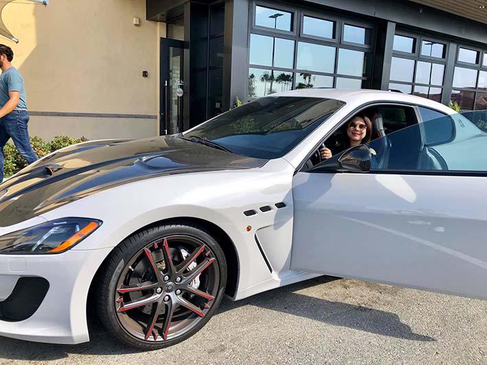 Thanh Thảo bầu vượt mặt vẫn lái siêu xe triệu đô khiến dân mạng lác mắt