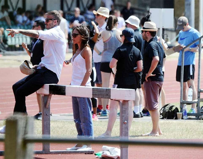 Vic liên tục ôm chồng từ phía sau khi tham gia hoạt động ngoại khóa cùng con