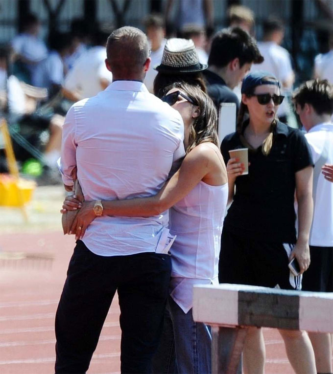 Vic liên tục ôm chồng từ phía sau khi tham gia hoạt động ngoại khóa cùng con