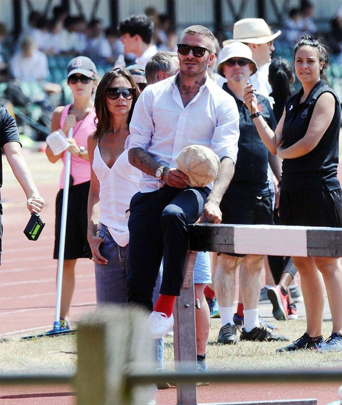 Vic liên tục ôm chồng từ phía sau khi tham gia hoạt động ngoại khóa cùng con