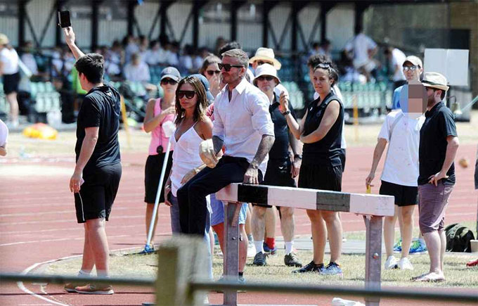 Vic liên tục ôm chồng từ phía sau khi tham gia hoạt động ngoại khóa cùng con Vic liên tục ôm chồng từ phía sau khi tham gia hoạt động ngoại khóa cùng con