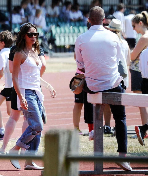 Vic liên tục ôm chồng từ phía sau khi tham gia hoạt động ngoại khóa cùng con