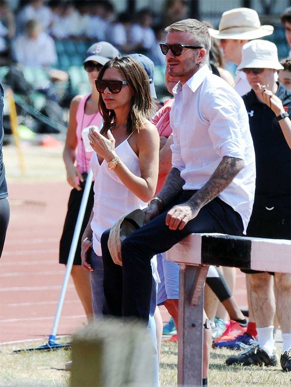 Vic liên tục ôm chồng từ phía sau khi tham gia hoạt động ngoại khóa cùng con Vic liên tục ôm chồng từ phía sau khi tham gia hoạt động ngoại khóa cùng con