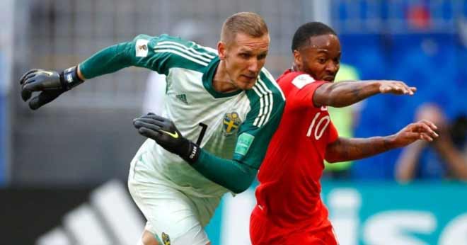 Nước Anh chia rẽ: Sterling chân gỗ quá nhiều, Beckham phải lên tiếng