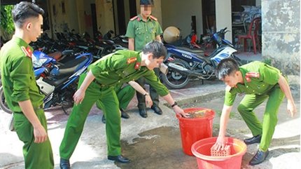 Lấy gạch tiêu hủy pháo: 3 cán bộ thi hành án, 1 cảnh sát bị thương Lấy gạch tiêu hủy pháo: 3 cán bộ thi hành án, 1 cảnh sát bị thương