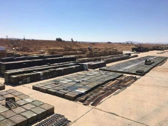 Tướng Hổ Syria thanh sát vũ khí chiếm giữ của quân thánh chiến Tướng Hổ Syria thanh sát vũ khí chiếm giữ của quân thánh chiến