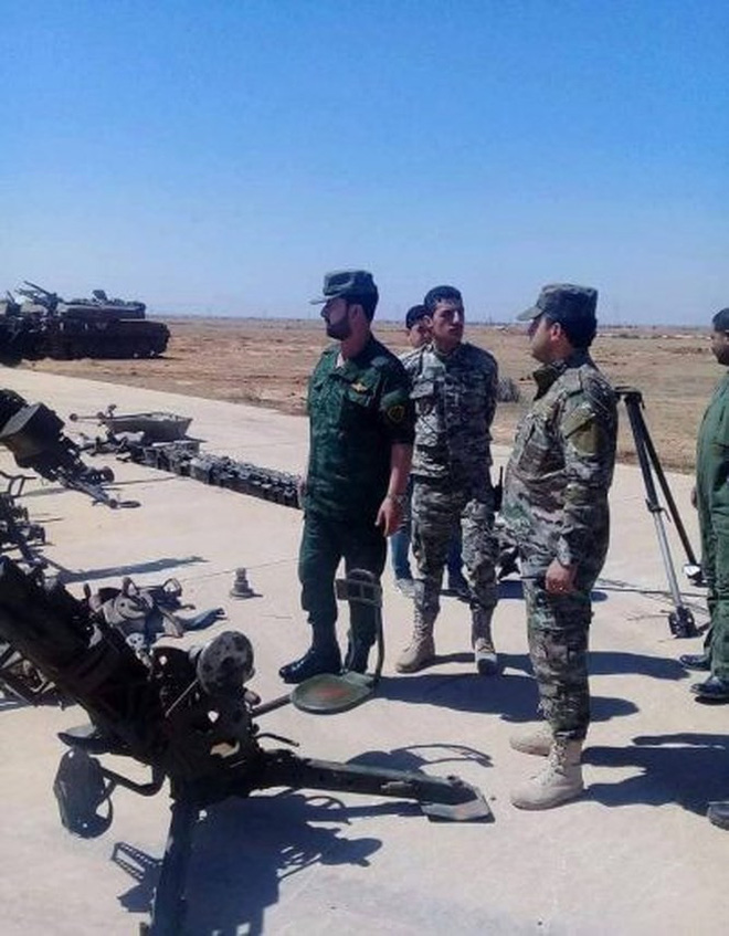 Tướng Hổ Syria thanh sát vũ khí chiếm giữ của quân thánh chiến Tướng Hổ Syria thanh sát vũ khí chiếm giữ của quân thánh chiến